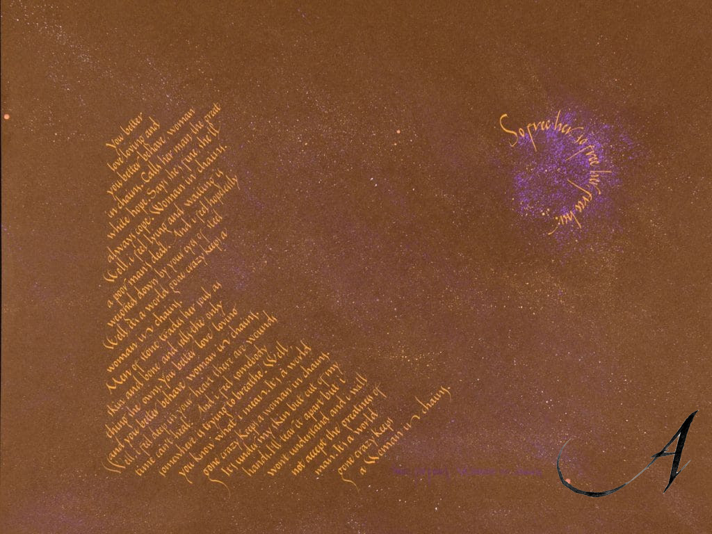 Composición de caligrafía artística realizada por Andrés Antón sobre papel texturizado marrón. Muestra la letra de la canción "Woman in Chains" de Tears for Fears escrita con gouache y toques de color, combinando un bloque de texto fluido con una espiral dinámica